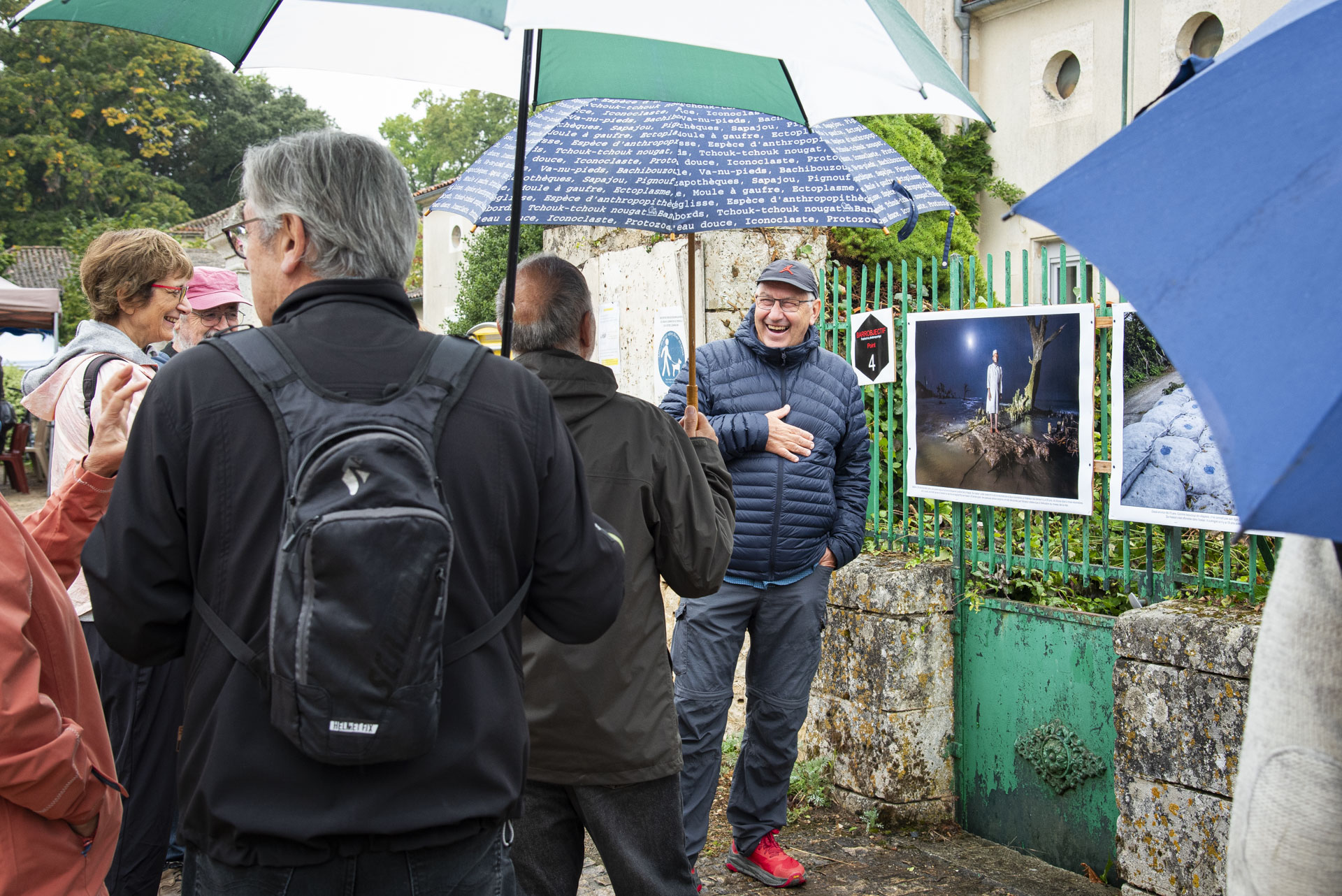 Alain Schroeder en visite devant son exposition