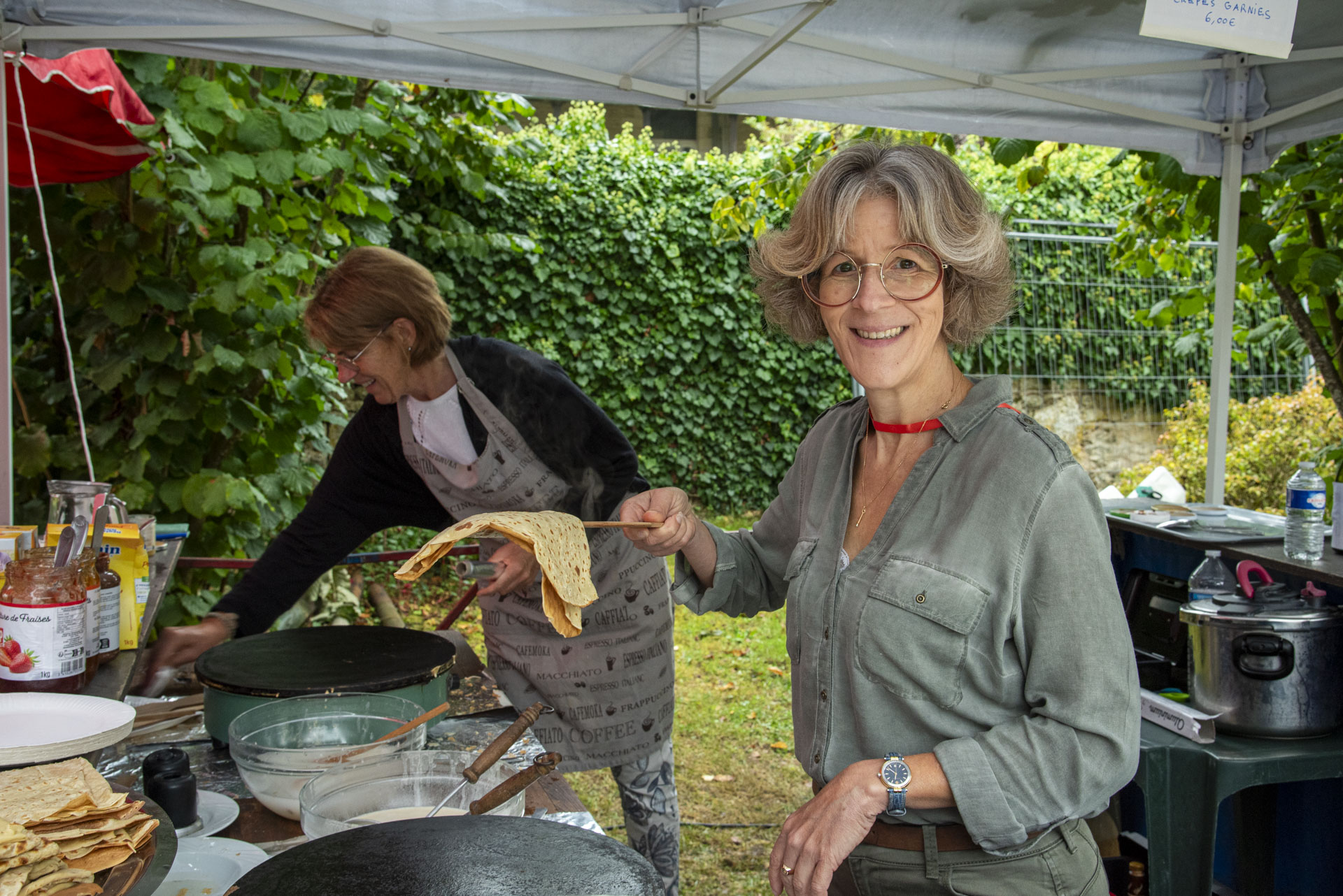 Sandrine Gros métamorphosée en crêpière