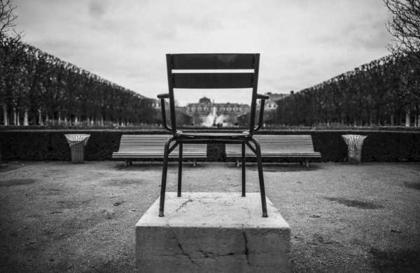 Julien Benaiteau – Vie de chaises : avec et sans accoudoirs
