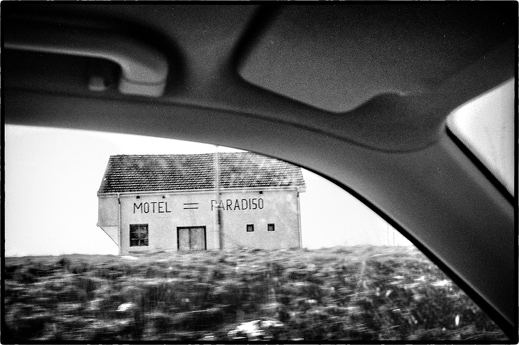 Vue du Motel Paradiso depuis la fenêtre d'une voiture. Photo n&b de Alain Keler/ MYOP