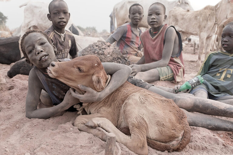 Béatrice Royer _ Tendresse silencieuse dans le camp Mundari