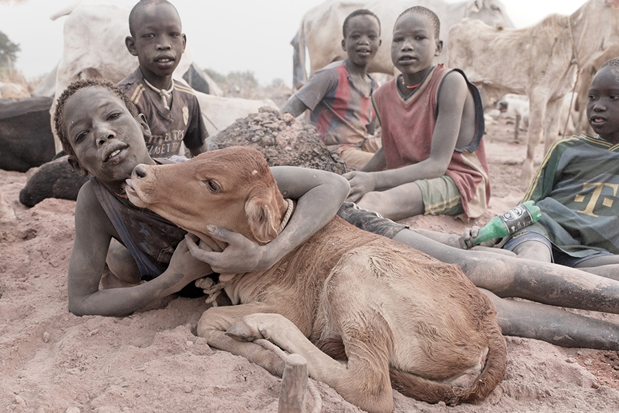 Béatrice Royer _ Tendresse silencieuse dans le camp Mundari
