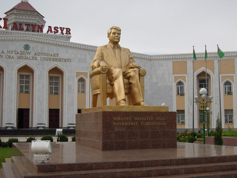 Marie Coco _ Turkmenistan, délire architecturale et porte de l&rsquo;enfer