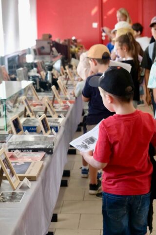 Les scolaires decouvrant l'exposition 200 ans de photographie " 30 photographes - 30 appareils - 30 livres " © HB