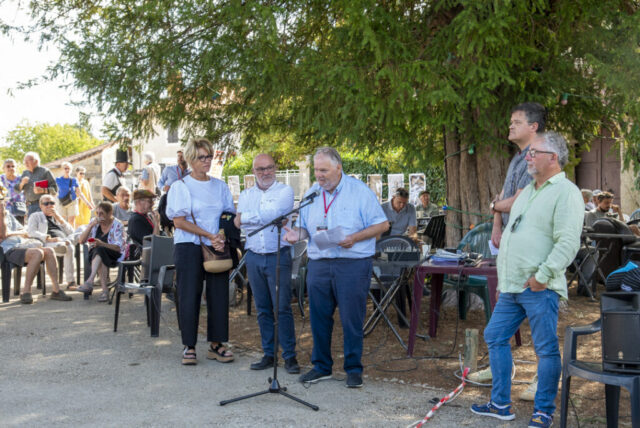 de Gauche à droite Nicole Bonnefoy, sénatrice de charente, José Dupuis, maire de Barro, au micro Pierre Delaunay - Vice president de BarroPhoto, Éric Raju est vice-président chargé de la culture à la Communauté de communes Val de Charente et Fabrice Geoffroy, élu au Département de la Charente, chargé du sport© LL