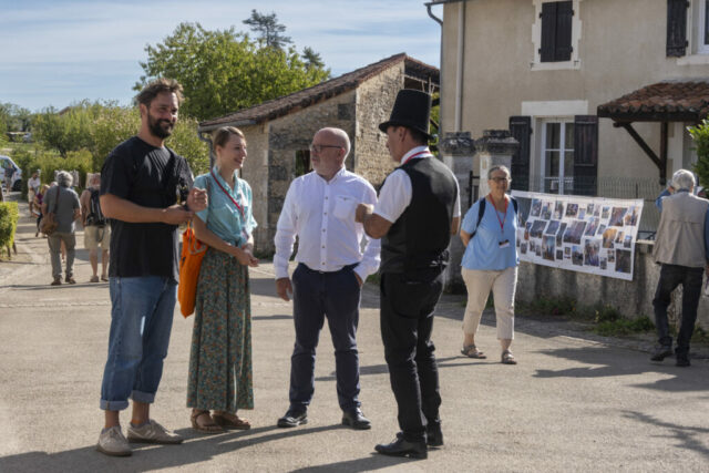 L'invitée d'honneur, Natalya Saprunova avec le maire de Barro et Pascal Peyrot de dos. © FG
